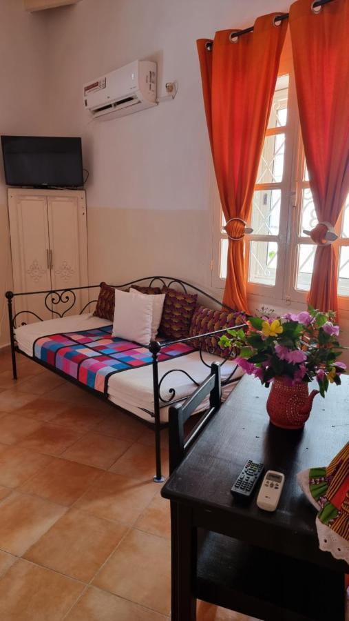 Chez Coumbis Bed & Breakfast Goree Bagian luar foto