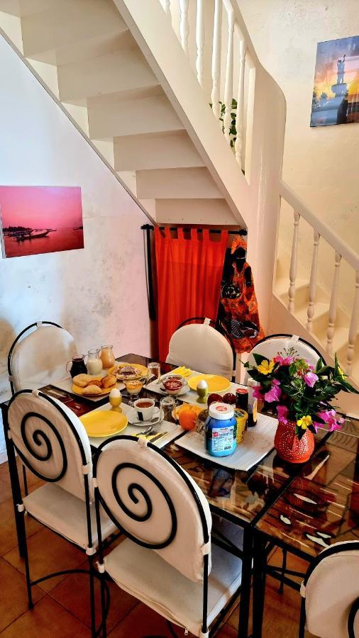 Chez Coumbis Bed & Breakfast Goree Bagian luar foto