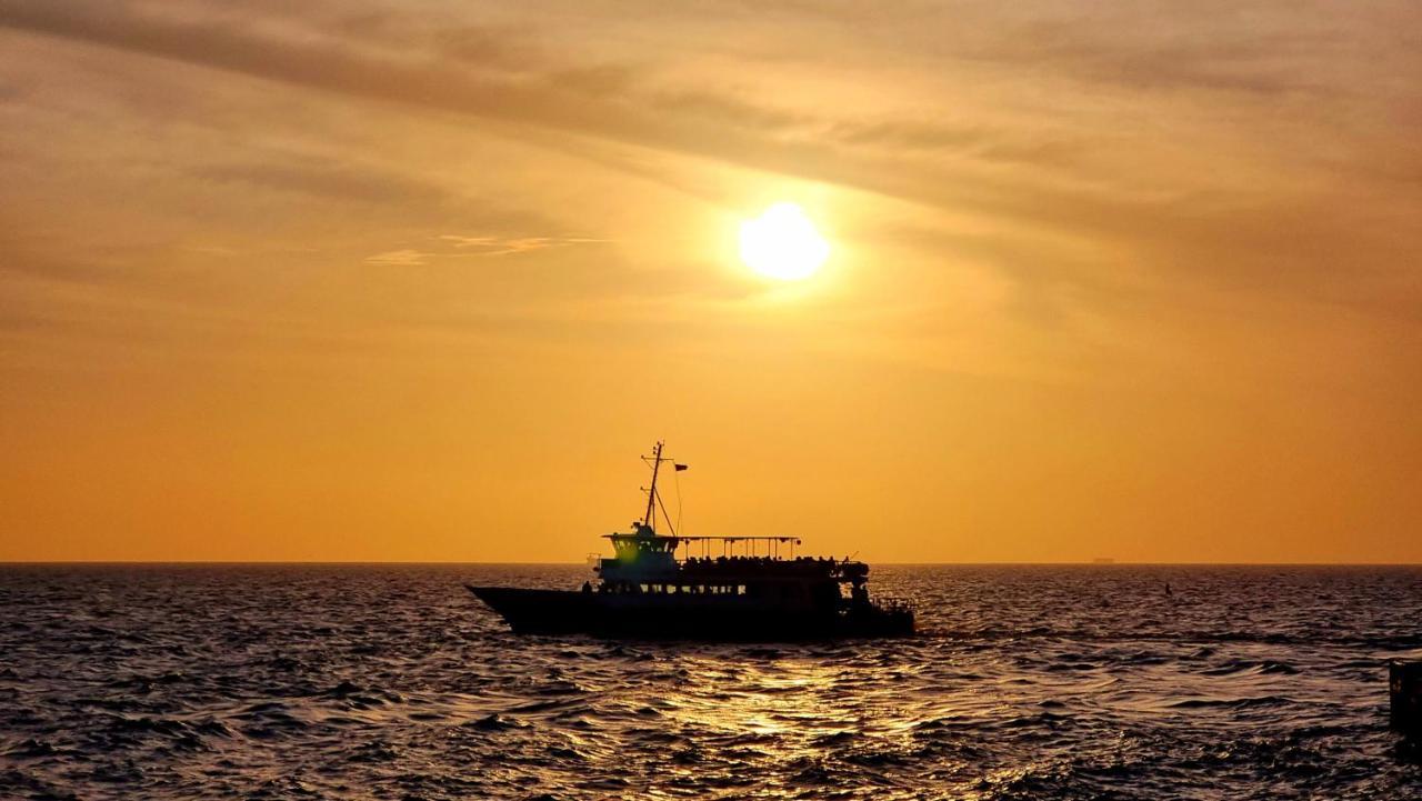 Chez Coumbis Bed & Breakfast Goree Bagian luar foto